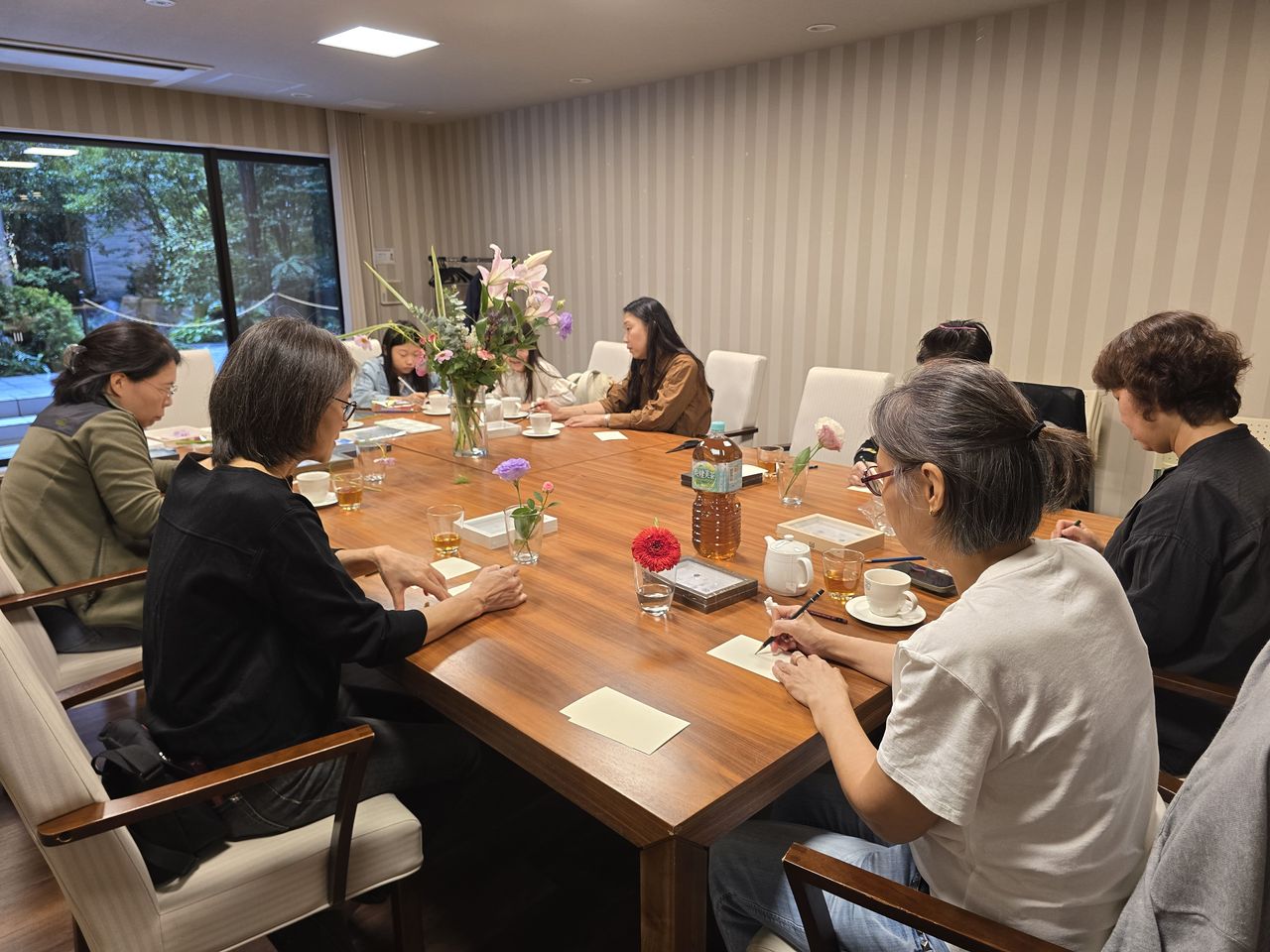 꽃을 앞에 두고 스케치를 시작한 참가자들